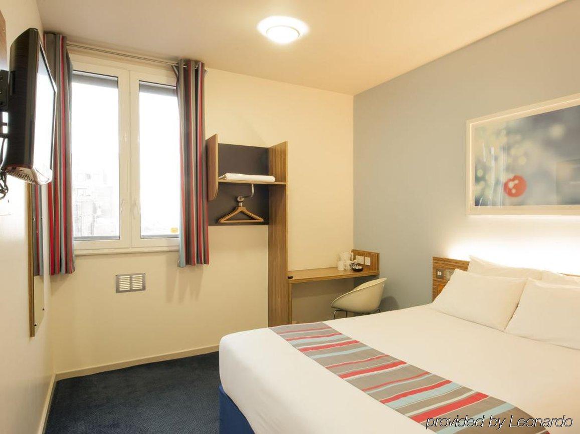 Travelodge London Covent Garden Екстериор снимка
