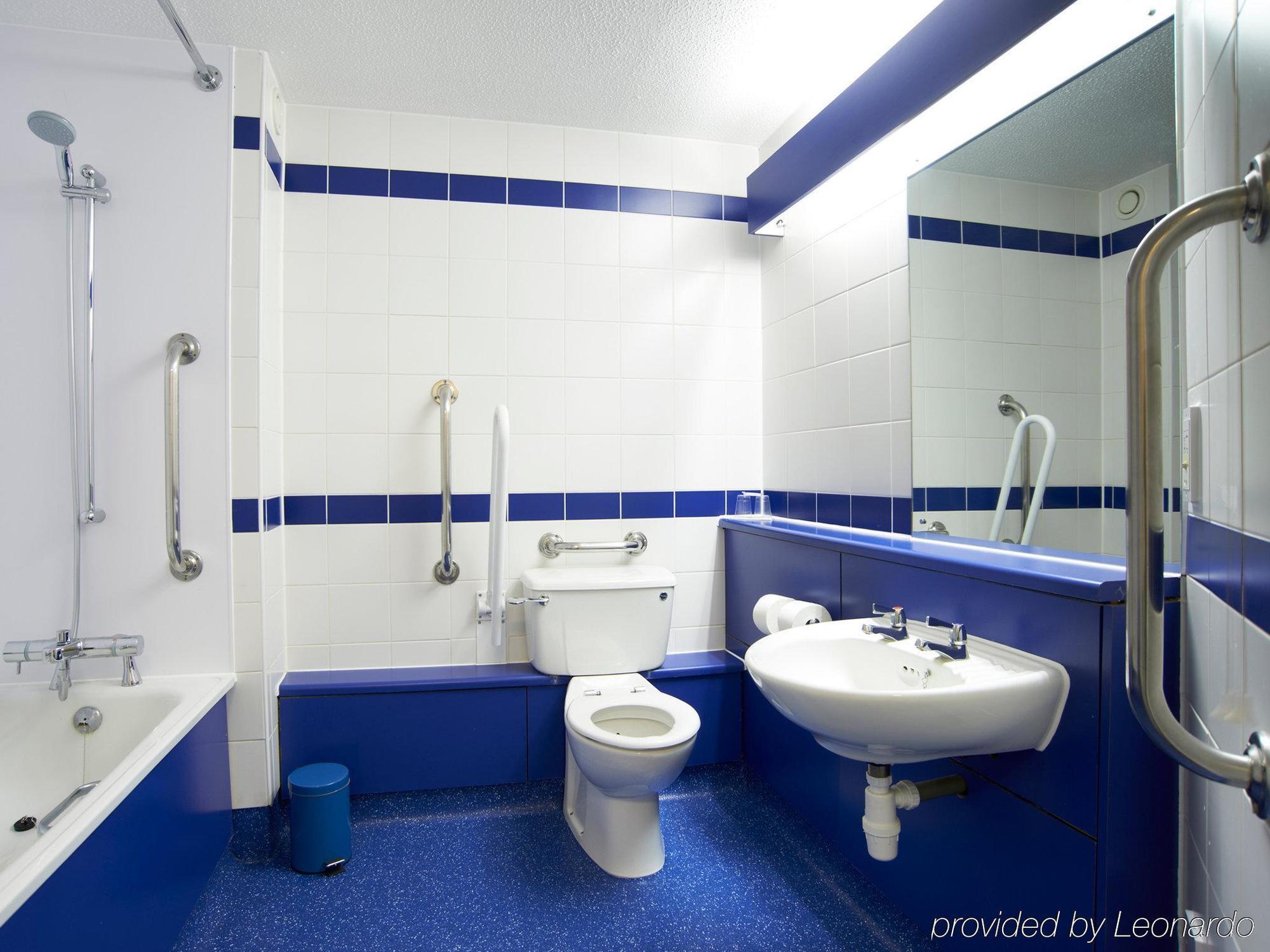 Travelodge London Covent Garden Екстериор снимка