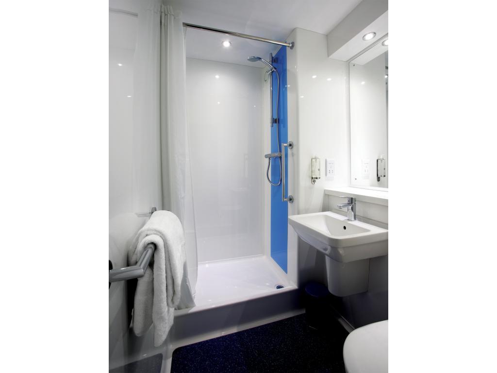 Travelodge London Covent Garden Екстериор снимка